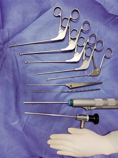 关节镜镜头及器械.胡维博士正在为病人进行手术.