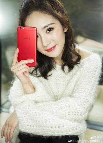 爱晒半脸自拍的杨幂这次只晒了四分之一