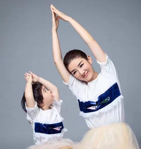 幸福满溢!黄奕晒与女儿亲子照 铛铛笑得好甜