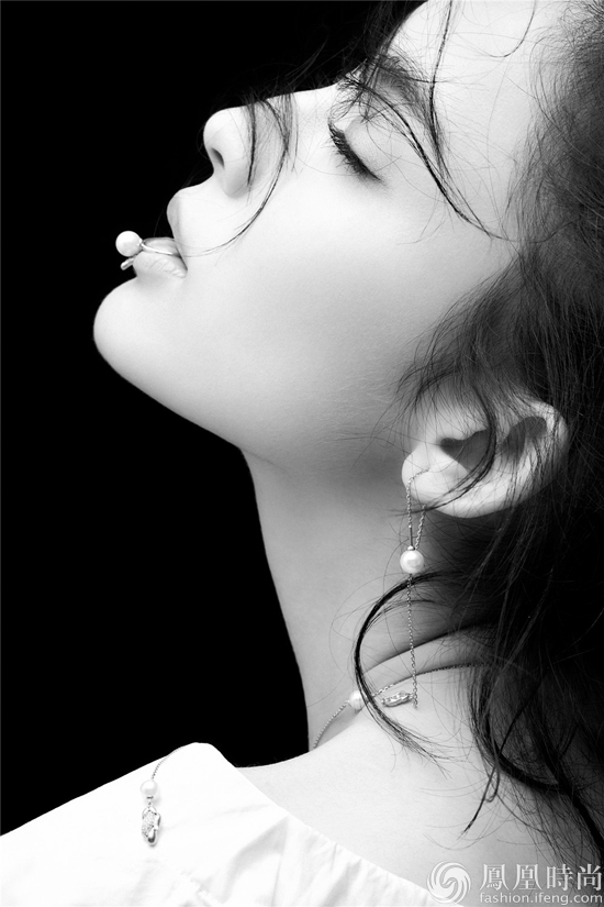 娜扎黑白文艺大片曝光柔美灵动展曼妙身姿