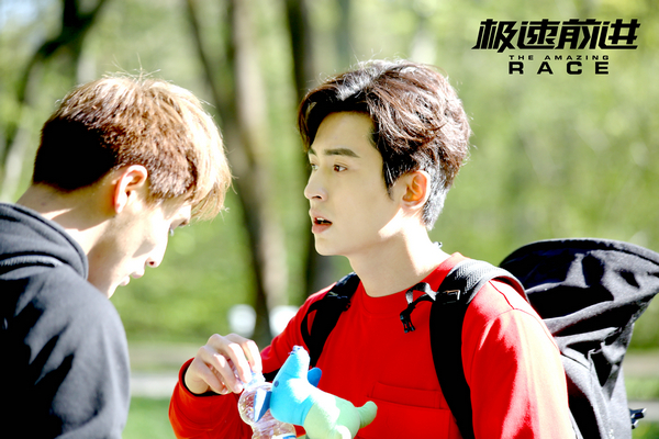张哲瀚《极速前进》险胜刘翔 变身综艺"疯子"