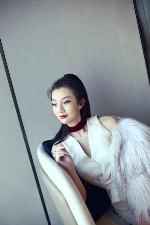 郑雅文高冷御姐范写真曝光 长腿放闪尽展红唇魅惑