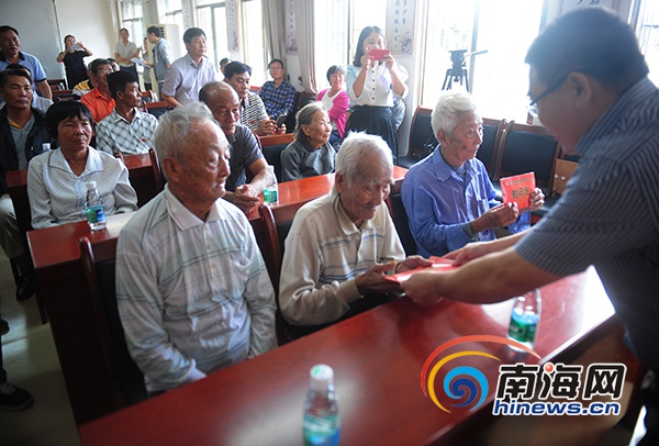 "1月17日上午9时许,手拿着三亚大东海经营管理有限公司董事长邢增平