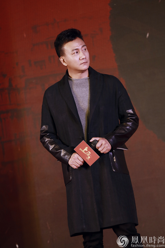 胡军携上海王开启洪门传奇身着拼皮风衣引领酷感风潮
