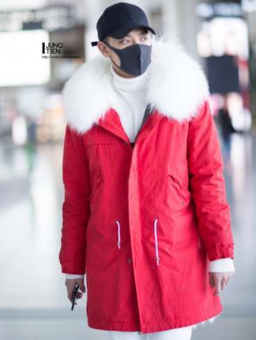 黄子韬扎着辫子穿着红大衣 网友:本命年大妈