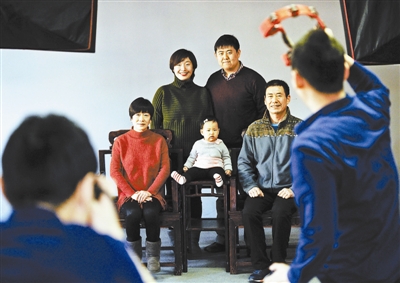 市民照相馆排长队拍全家福