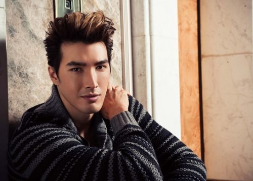 锦荣因为与蔡依林的恋情一夕之间成为大众瞩目的焦点,据悉他的母亲