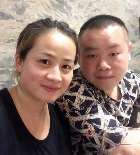 小岳岳好福气,上班都有老婆陪着,网友:情人节就看《疯岳撬佳人》吧!