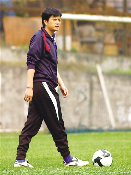 而出任这支队伍教练组组长的正是重庆足球名宿魏新