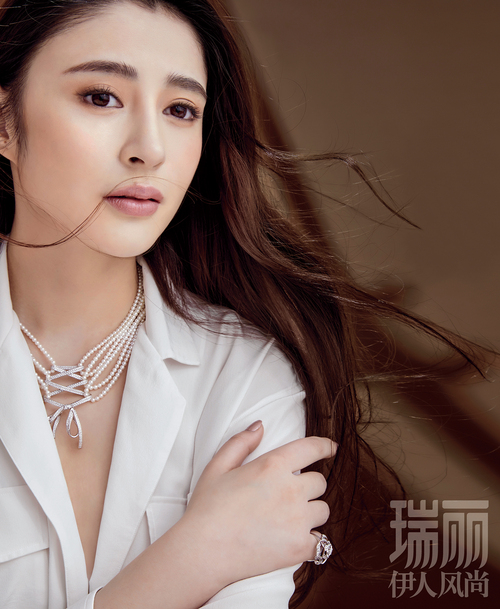 李心艾杂志珠宝大片 经典造型彰显女人味