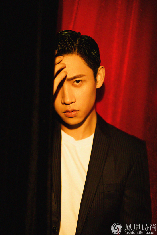 魏晨封面大片曝光文艺复古眼镜展多面时尚