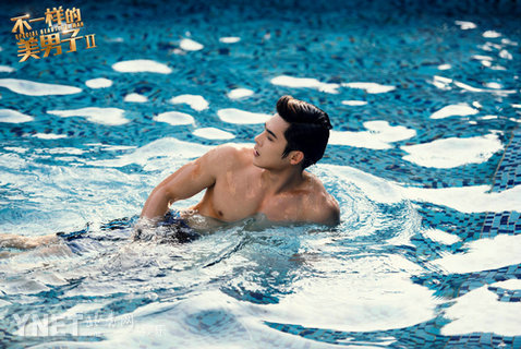 《不一样的美男子2》陈奕秀腹肌上演湿身诱惑