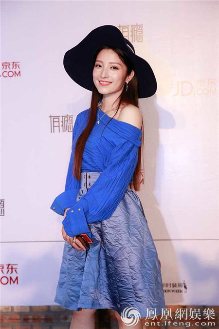 潘辰受邀时装周看秀 清新靓丽个性洒脱_娱乐频道_凤凰网