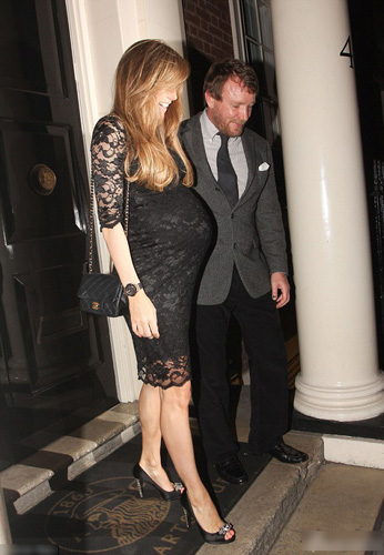 贝嫂40岁生日小贝陪伴辣妹成员齐贺醉翻天