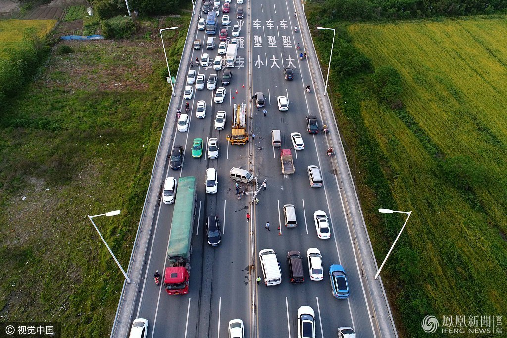 航拍湖北桥梁交通事故现场