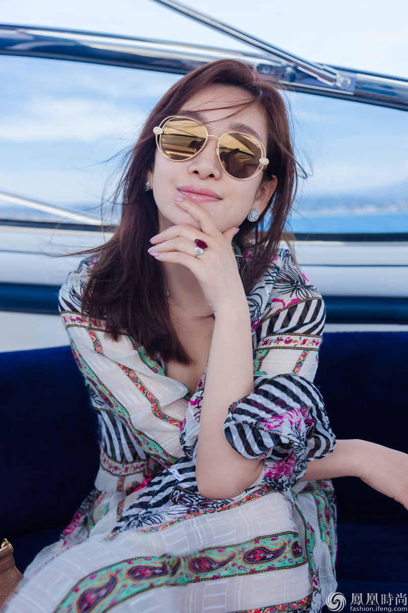 秦海璐徜徉戛纳街头 假日风尽显成熟女人味