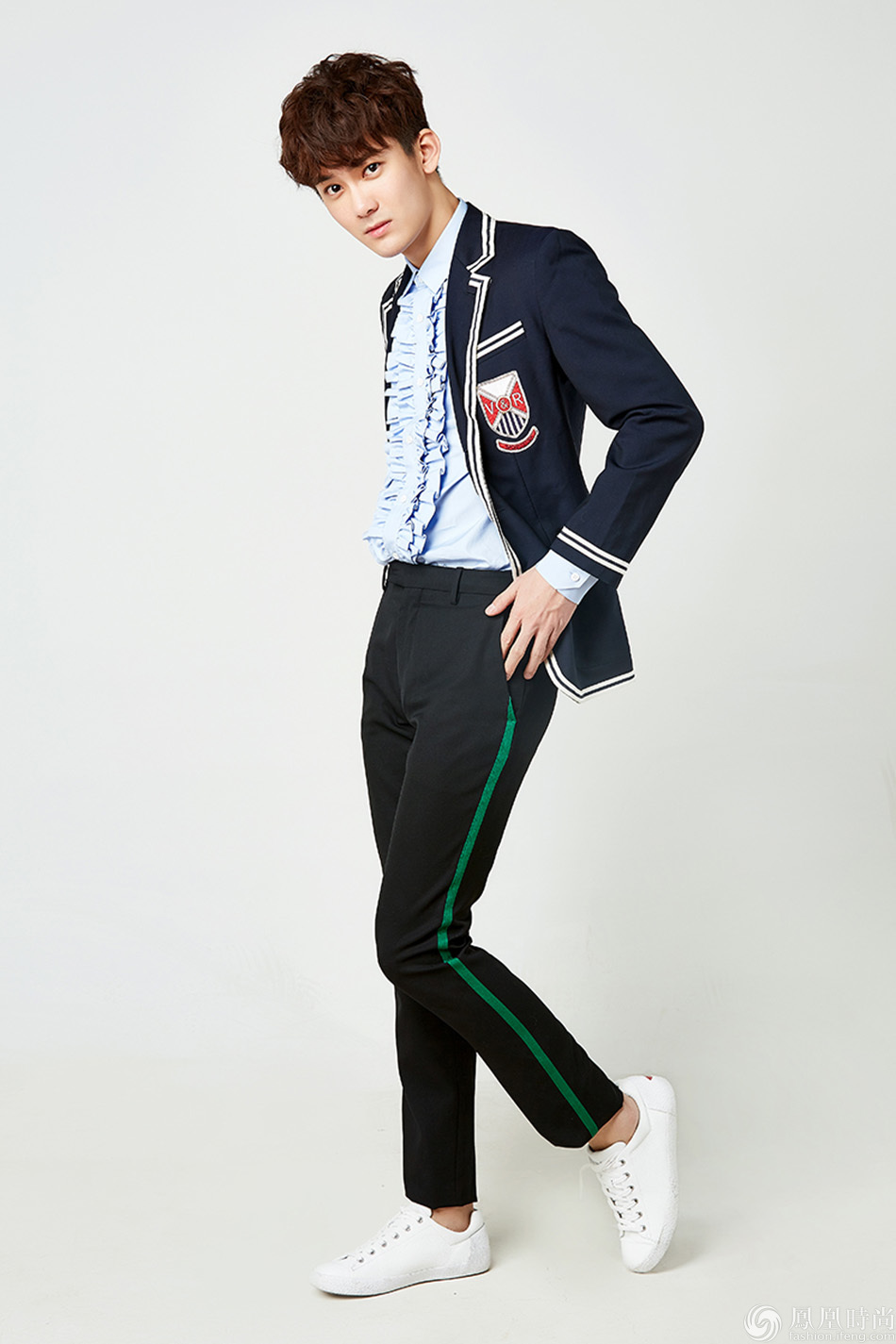 熊梓淇"学院风"写真曝光 青春活力动感