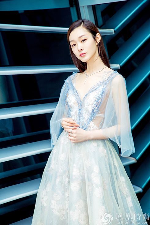 宋轶亮相白玉兰红毯  纱质长裙仙气十足