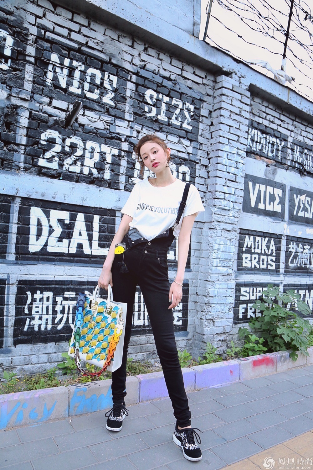 盖玥希夏日写真 逆天大长腿吸睛