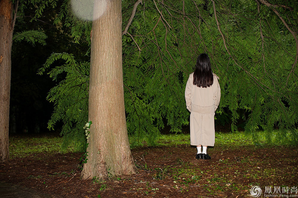 李梦雨中丛林质感写真 自在游走的随性洒脱