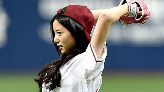 日前,韩国女团berry good赵贤任棒球比赛开球嘉宾.