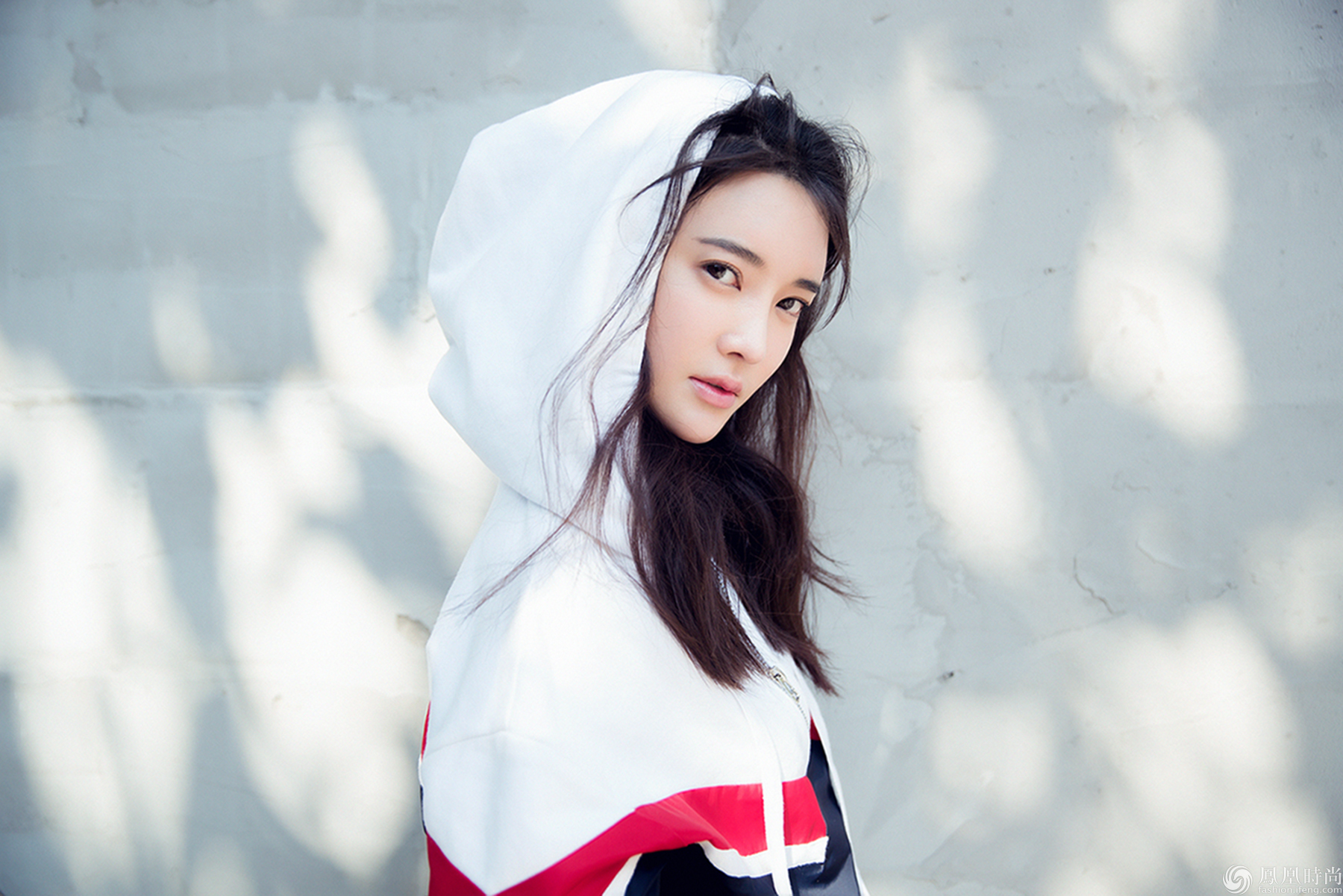 近日,演员张璇曝光了一组时尚街拍.