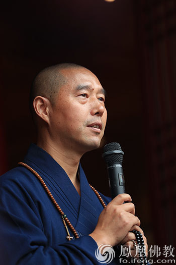 凤凰佛教 摄影:姚勇)开班典礼由安庆佛教协会副会长心广法师主持(图片