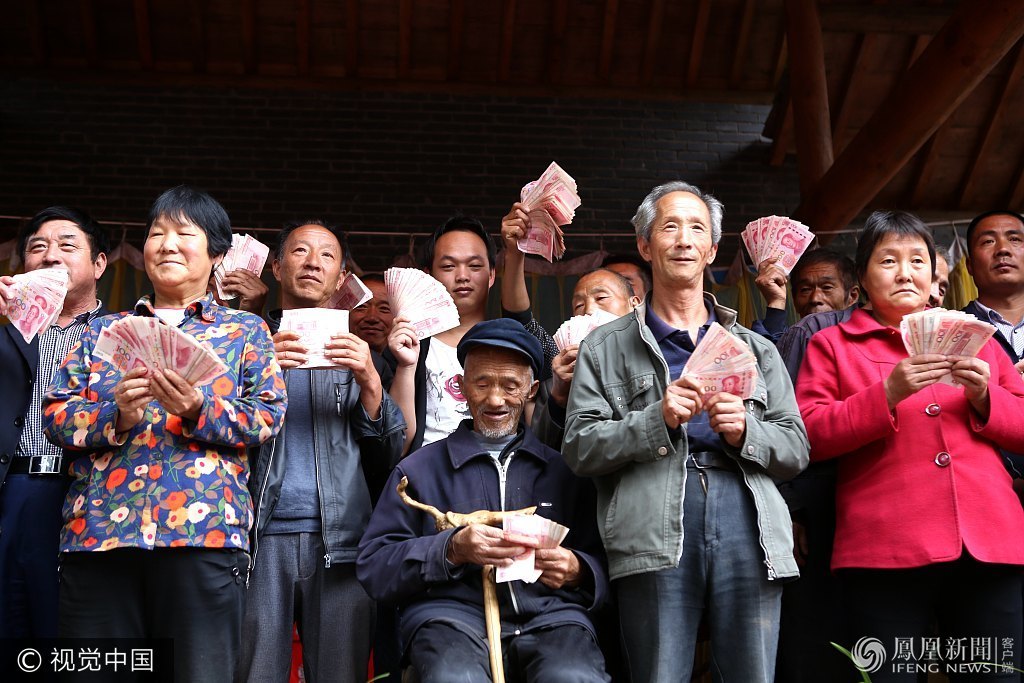 河南 国家级贫困县村民分红现场  一点资讯