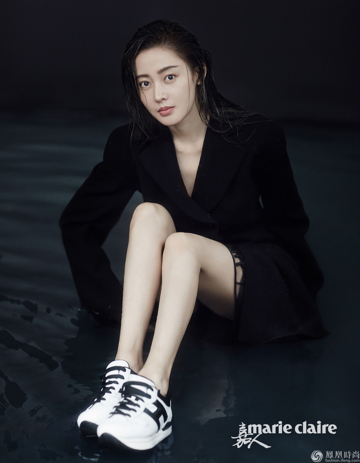 张天爱曝封面大片 湿发撩人魅力值max