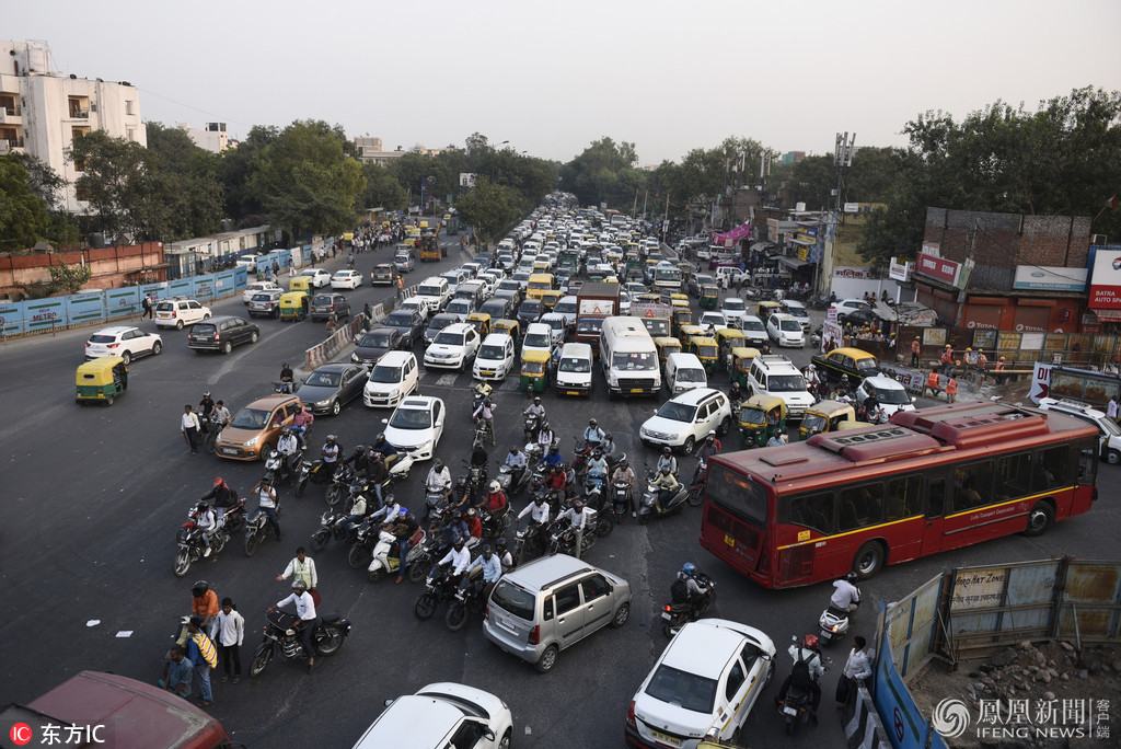 印度迎来排灯节 车辆挤爆街头