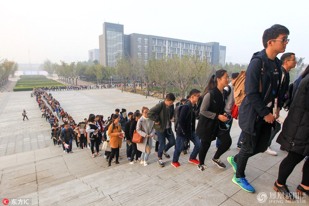 河南高校考研大军图书馆前排长队