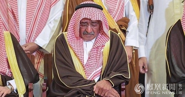 穆克林·本·阿卜杜勒阿齐兹王子悲伤地低着头.