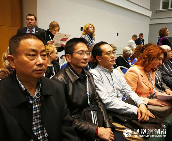 张家界市委常委,市政府常务副市长罗智斌(左一)率团参加第六届