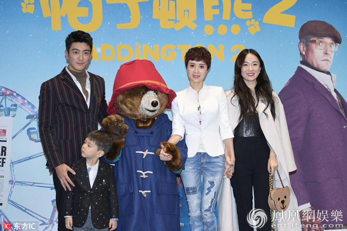 杜江一家三口出席活动 嗯哼粘着爸妈萌翻众人