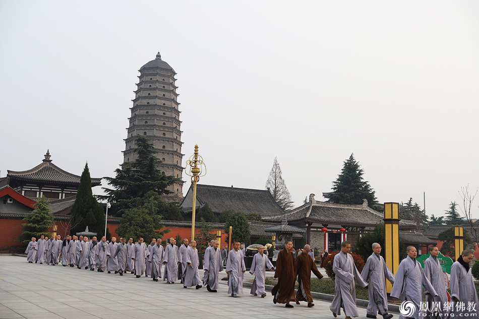 实拍法门寺佛学院近200女僧朝拜佛舍利