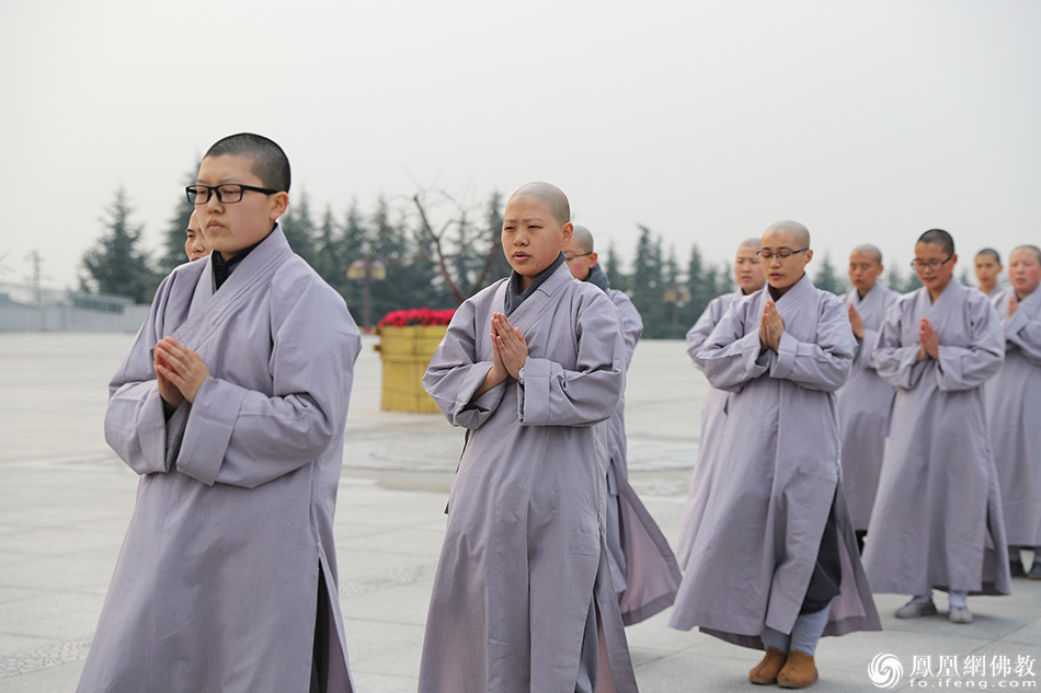 实拍:近200女僧朝拜佛指舍利
