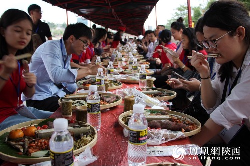 白沙县三月三大摆长桌宴近3000人同席共庆