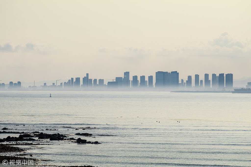 青岛胶南海雾弥漫建筑若隐若现如海市蜃楼