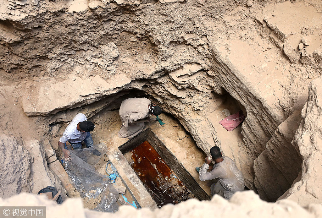 埃及考古人员开启巨型石棺 共发现三具木乃伊