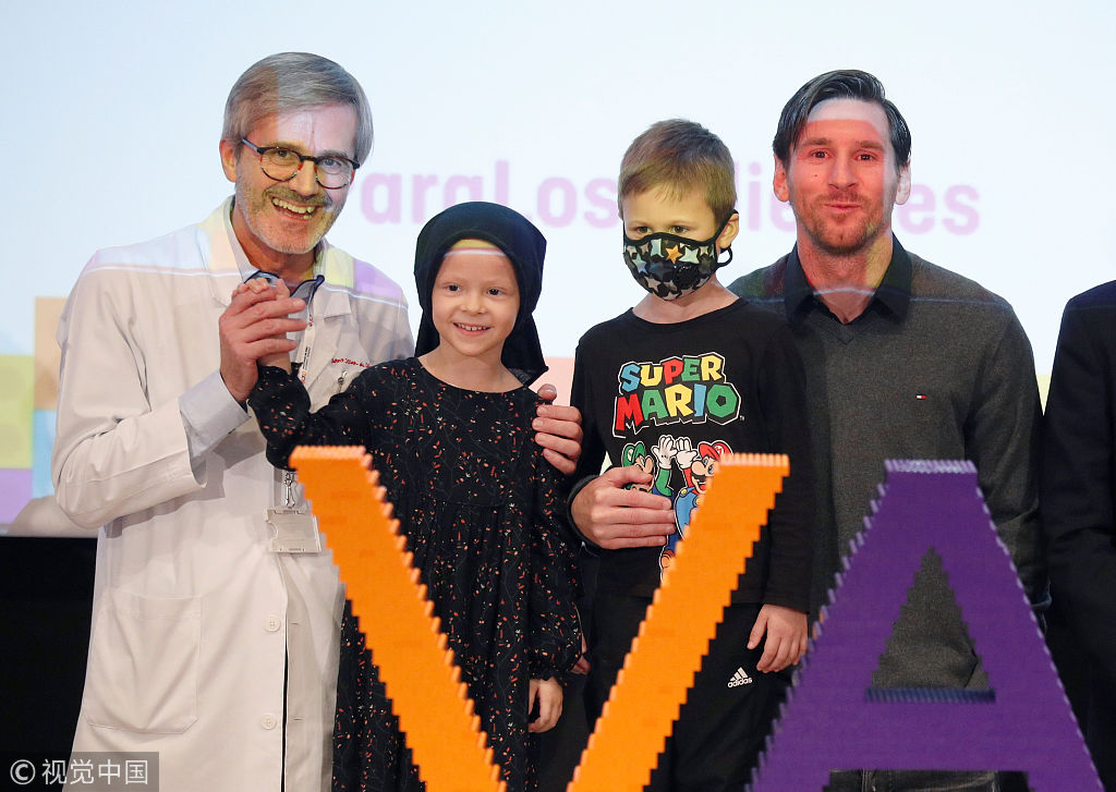 梅西与儿童互动爱心满满