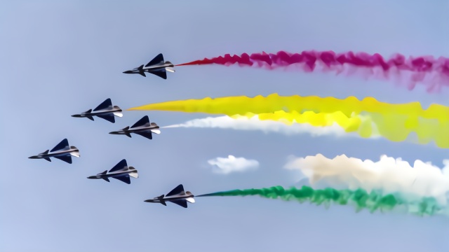 八一飞行表演队亮相巴基斯坦6架战机拉出彩色烟雾