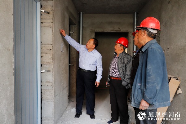 从苗木基地出来,徐庆彪就直奔他承接建设的兰考县搬迁安置小区