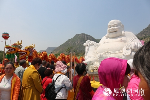 弥勒佛祈福仪式 崔津华摄山峦叠翠尽妖娆,一望长烟似画娇.