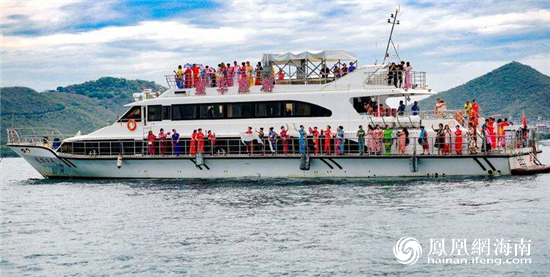 旗袍大型海上丅台秀游艇派对在三亚举行开启传播中国传统文化新模式