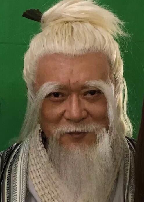 58岁"囚歌之王"迟志强近照,并配文称:"新作《峨眉风云》老顽童形象