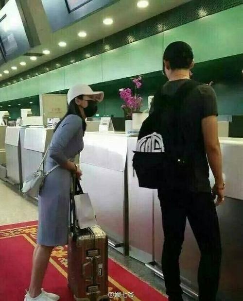 飞机场女朋友 736fee9468bc0f3_w500_h620.jpg