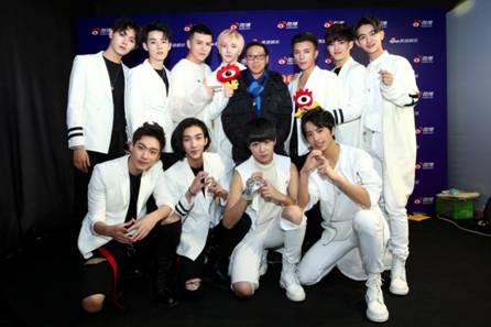 白色系男团zero-g出席粉丝嘉年华 开场表演狂撩粉丝