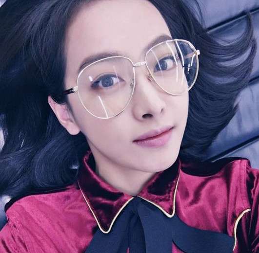 明星都爱戴复古风金丝眼镜 张艺兴李易峰帅爆了