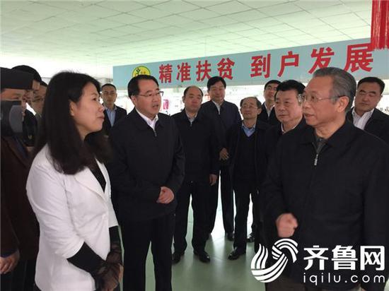 他先后到郓城县随西村和鄄城县西曹村扶贫车间,与在此务工的村民深入