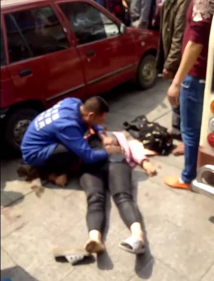 江西丰城一女子当街被杀 嫌犯丢弃凶器潜逃